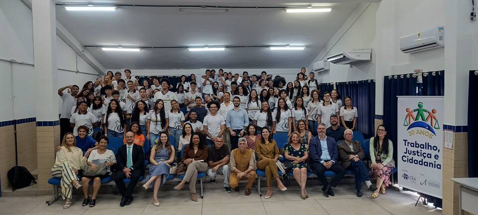 Precarização do trabalho mobiliza estudantes no TJC